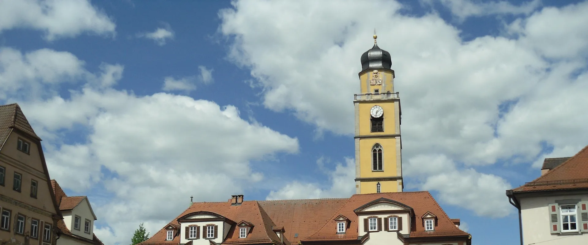 Marktplatz von Bad Mergentheim mit dem Zwillingshaus und einem Kirchturm
