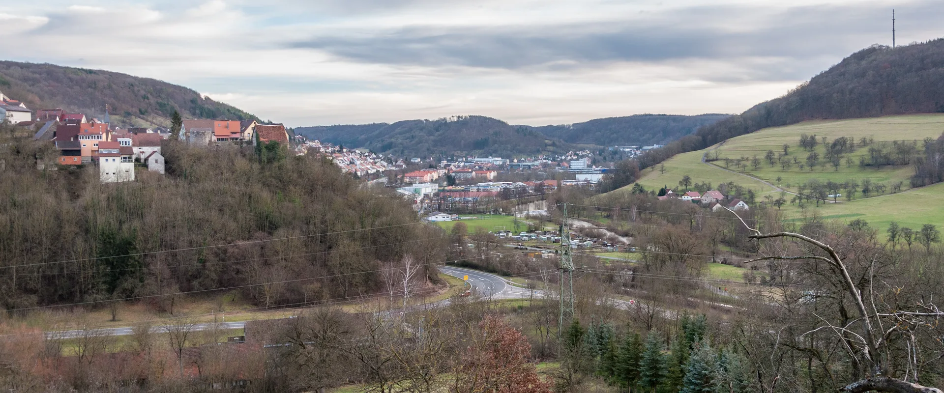 Blick über das Kochertal auf Künzelsau, links auf dem Hang der Stadtteil Nagelsberg