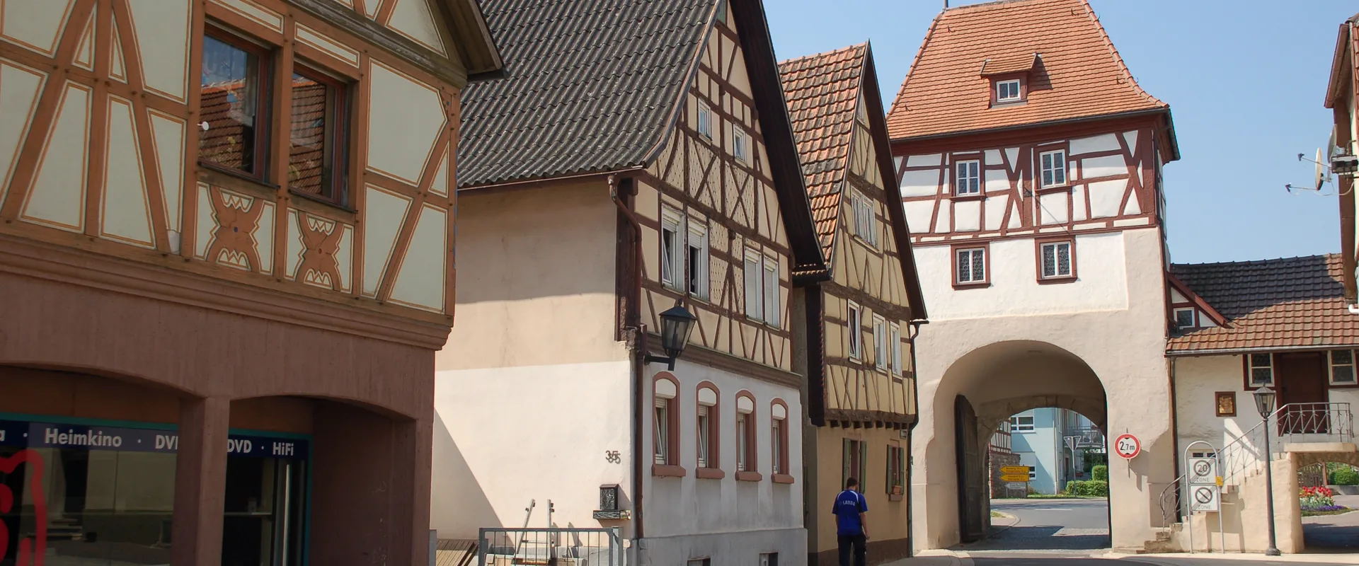 Fachwerkhäuser und historisches Stadttor in der Altstadt von Lauda-Königshofen