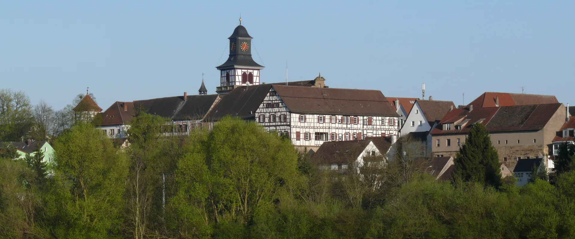 Altstadt von Neuenstadt am Kocher mit Fachwerkhäusern und dem Turm der Nikolauskirche