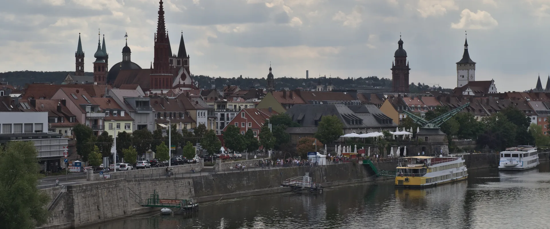 Blick über den Main auf die Würzburger Altstadt mit ihren Kirchtürmen und dem Alten Kranen